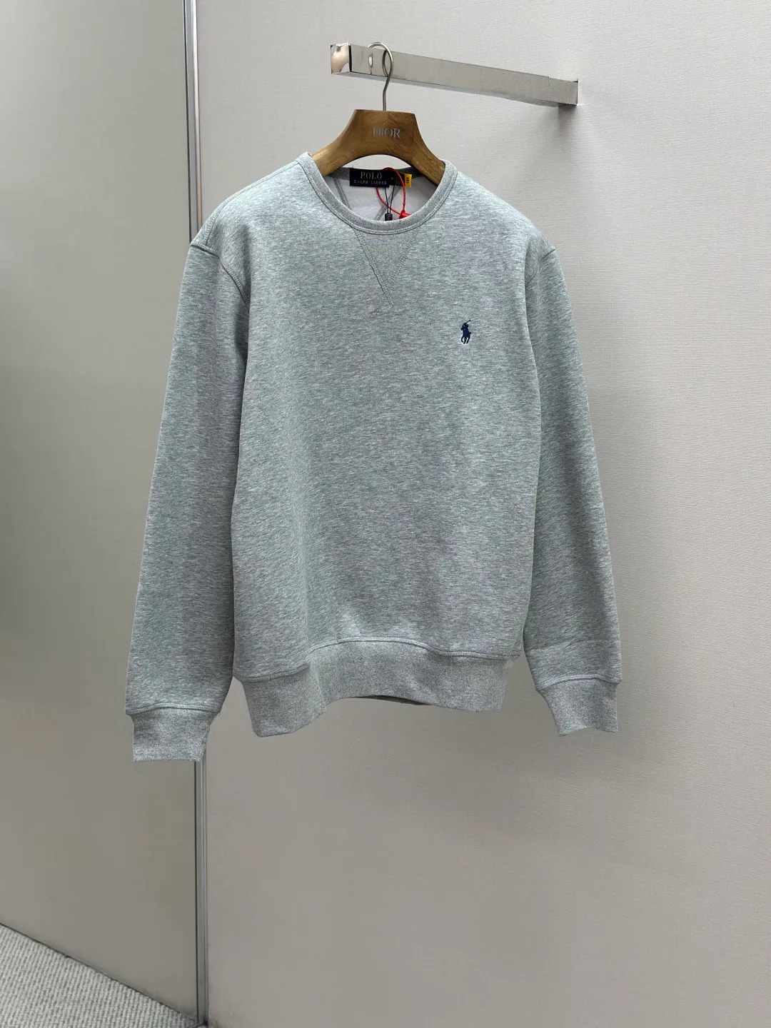 P290 [Same-origin fabric, exclusive new style, first choice for old money] Ralph Laure Ralph Lauren embroidered long-sleeved sweatshirt is made of cotton blended fabric, which is soft and tough to the touch. It has been finely spun and pre-shrunk, making it comfortable to the touch and not easy to deform. You don’t have to worry about shrinkage or pilling for daily wear and washing, and the texture is stable and online! The pony embroidery on the chest, despite the small size, has fine stitches and every stitch is perfectly stitched. The embroidery thread is pure in color and high in fastness. It is simple and high-end, highlighting the brand's iconic exquisite craftsmanship! The neckline is a classic round neck design, with an exquisite small V-shaped splicing design at the bottom. The workmanship is particularly neat, and the stitching in the circle is straight and even, without any distortion. It will not become loose and deformed after being worn for a long time. It fits the neck without being tight, and it is full of comfort! Scan the QR code on the label to enter the official website directly! It’s like adding an “identity pass” to clothes, and the quality is directly visualized ‼ ️ Size: S-XL